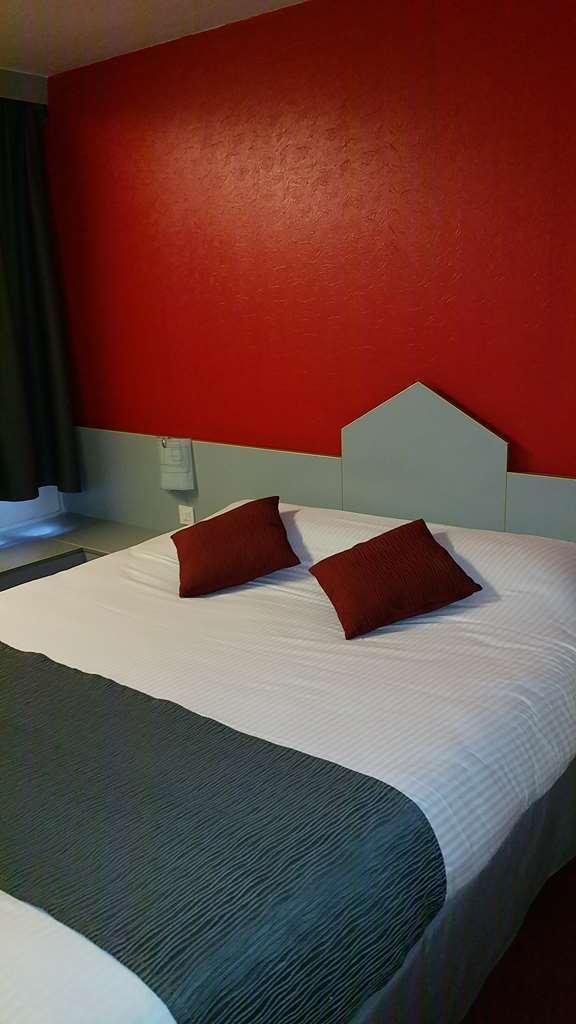 Brit Hotel 萨尔格米纳 客房 照片